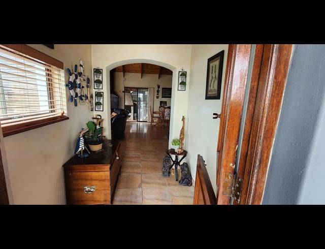 4 BEDROOM HOUSE FOR SALE IN PERLEMOENBAAI